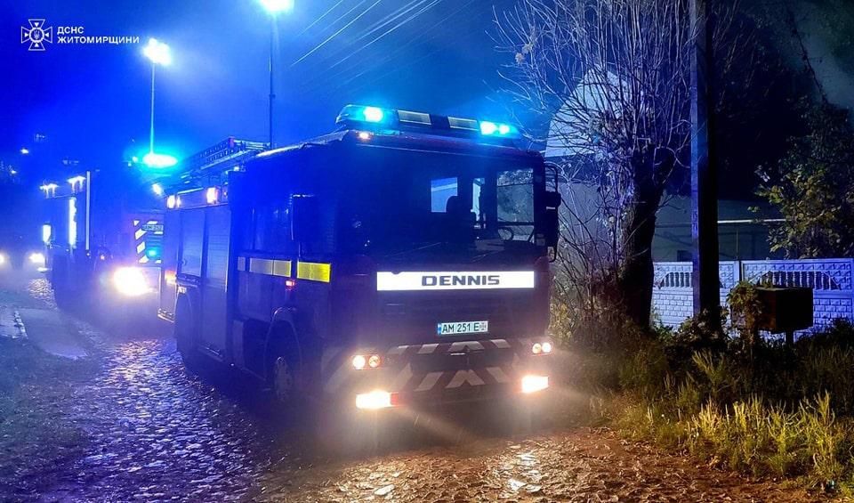 У Коростені пізно ввечері горів будинок: рятувальники боролися з полум’ям понад годину