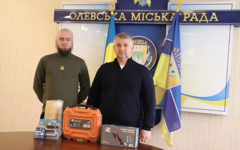 Військовому з Олевської громади, який воює у складі бригади “Азов”, передали необхідні інструменти та матеріали