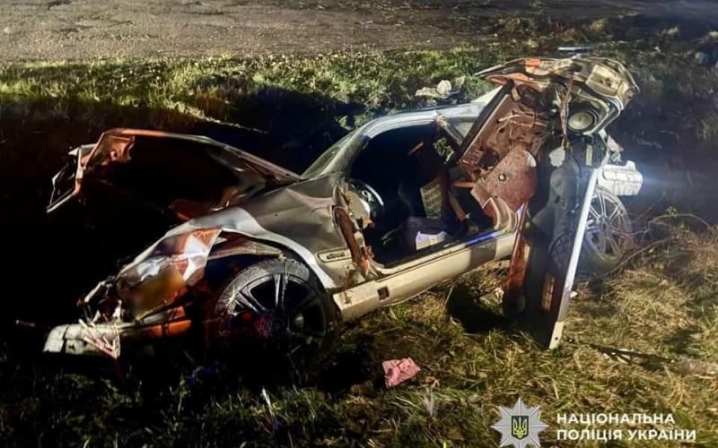 На автодорозі в Житомирській області з’їхав у кювет і перекинувся Mercedes: одного з пасажирів ушпиталили