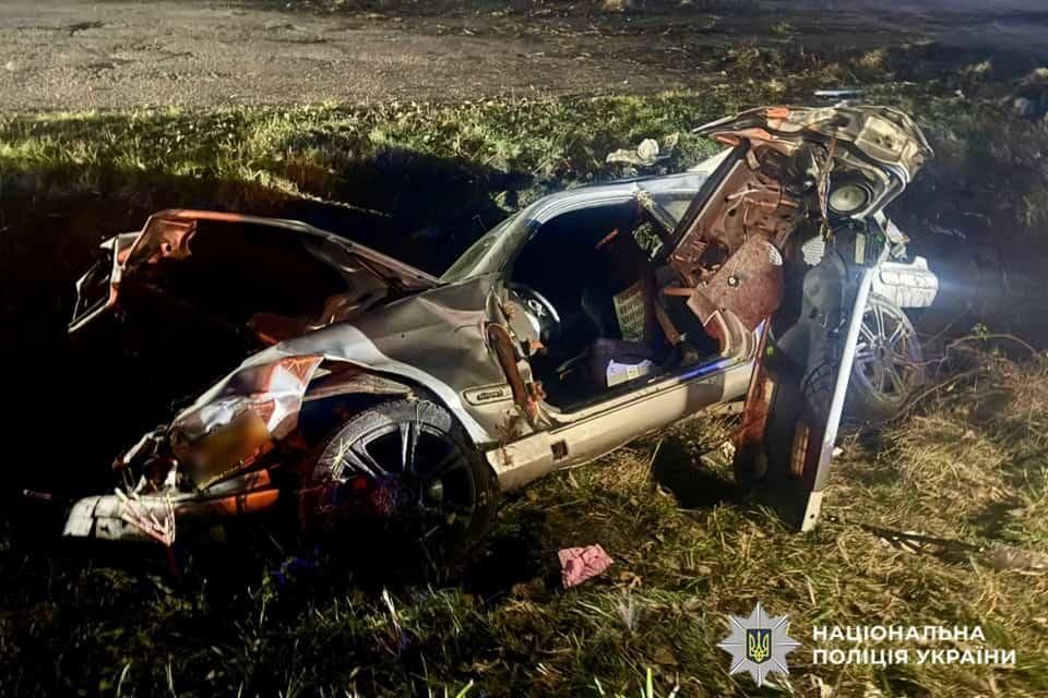 На автодорозі в Житомирській області з’їхав у кювет і перекинувся Mercedes: одного з пасажирів ушпиталили