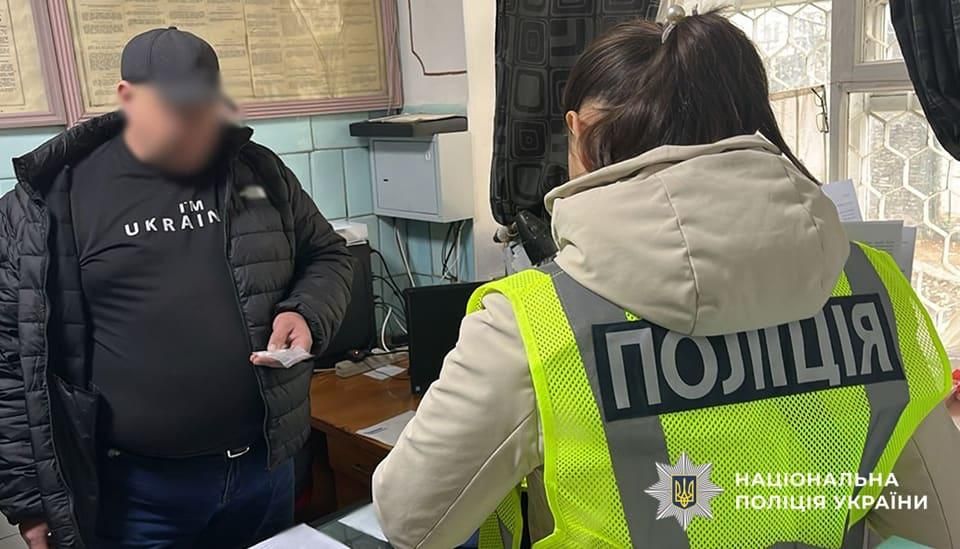 Збував психотропи засудженим – у Коростені затримали фельдшера колонії