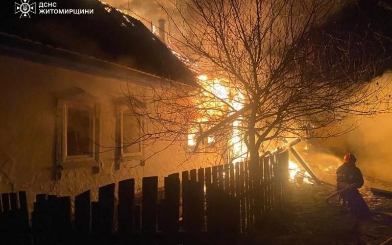 Майже чотири години у селі Малинської громади рятувальники боролися з вогнем, який охопив будинок