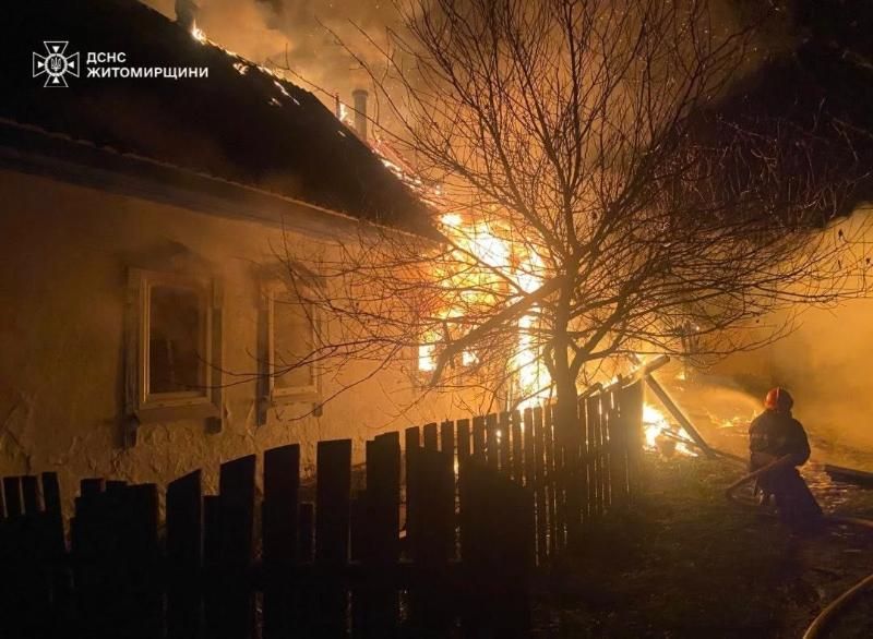 Майже чотири години у селі Малинської громади рятувальники боролися з вогнем, який охопив будинок