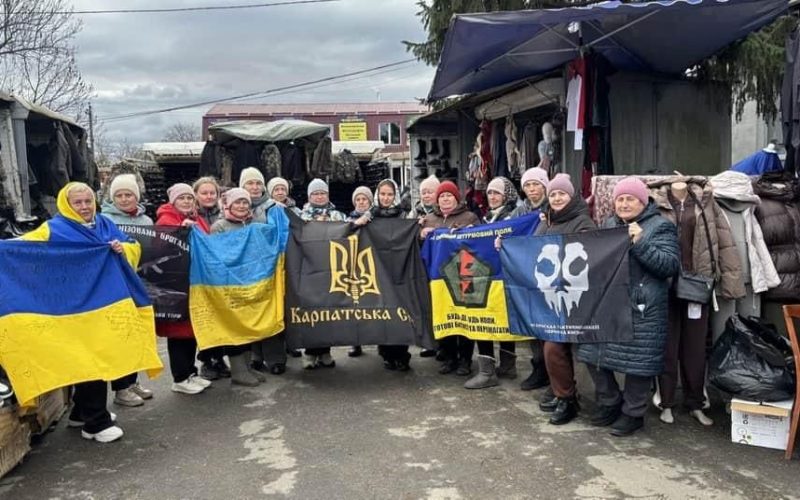 В Олевську на території міського ринку волонтерки щодня виготовляють маскувальні костюми — кікімори