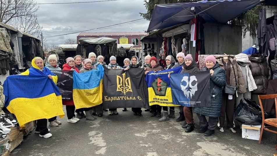 В Олевську на території міського ринку волонтерки щодня виготовляють маскувальні костюми — кікімори