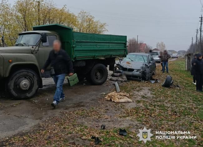 В одному з селищ Житомирщини водій на BMW врізався у припарковану Mazda та наїхав на чоловіка, що вантажив сміття