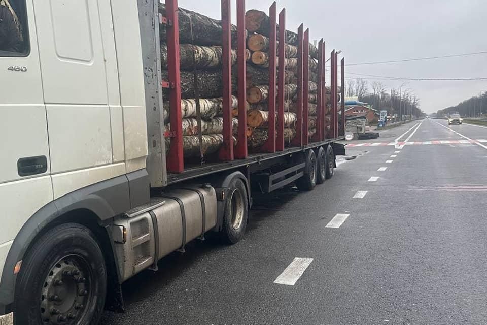 На Коростенщині минулої доби патрульні зупинили дві вантажівки, які перевозили деревину з порушеннями