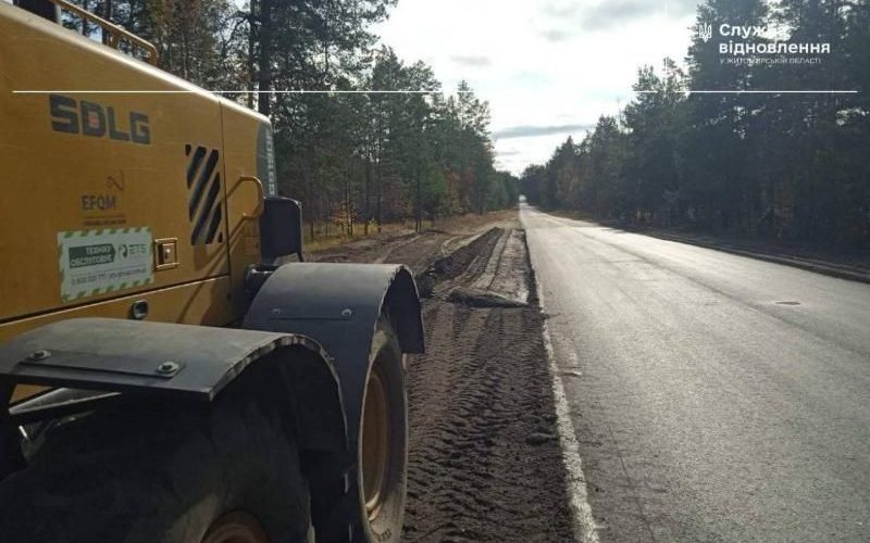 На дорогах Коростенського району шляховики проводять укріплення, планування узбіч та розділювальних смуг
