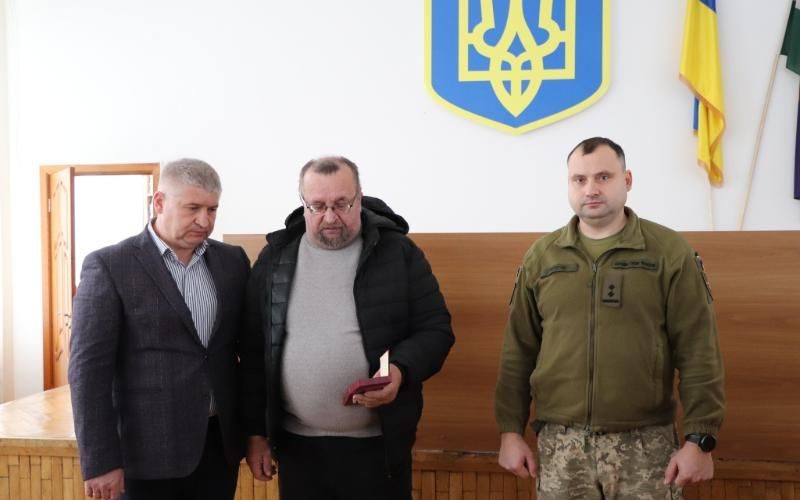 Під час сесії міськради в Олевську рідним Олександра Власюка та Андрія Романчука вручили посмертні ордени