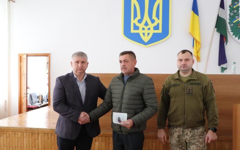 В Олевську двох захисників нагородили відзнаками “За незламність” та “Золотим хрестом”