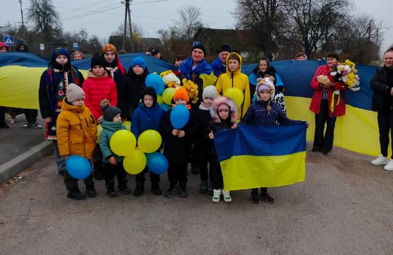 В селі Овруцької громади зустрічали військового, який після тяжких років полону повернувся додому