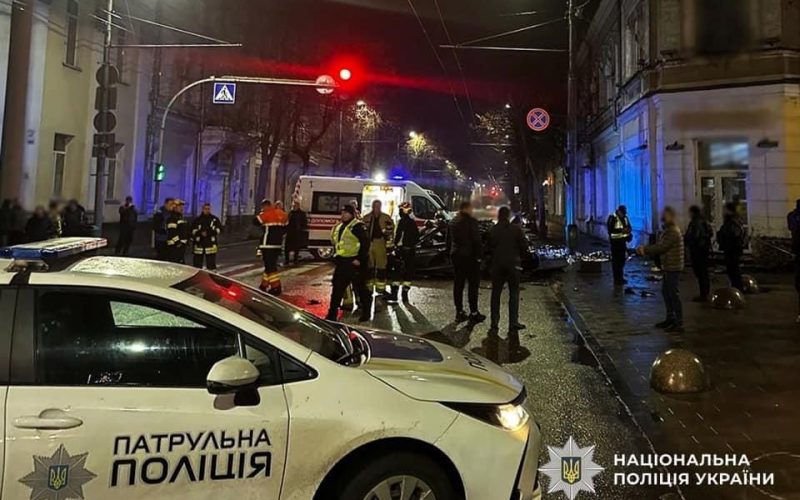 У центрі міста на Житомирщині Mercedes врізався в будинок: загинув 41-річний водій-іноземець, 17-річна пасажирка та ще 2 травмованих
