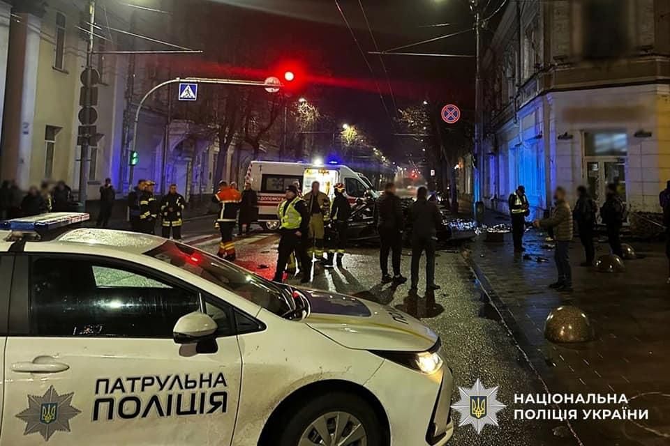 У центрі міста на Житомирщині Mercedes врізався в будинок: загинув 41-річний водій-іноземець, 17-річна пасажирка та ще 2 травмованих