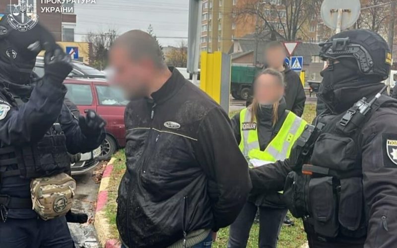 Обіцяв за 10 тис. доларів вивести військовозобов’язаного у багажнику автобуса за кордон: на заправці затримали жителя Житомирщини