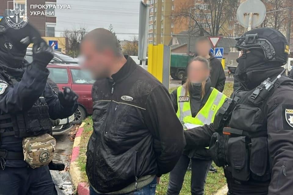 Обіцяв за 10 тис. доларів вивести військовозобов’язаного у багажнику автобуса за кордон: на заправці затримали жителя Житомирщини