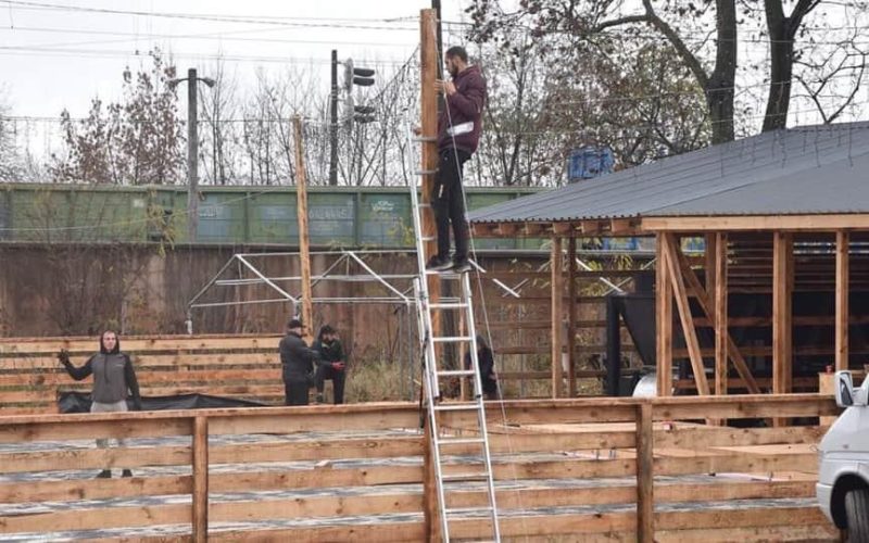 Біля міського палацу культури в Коростені будують зимову ковзанку