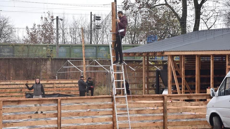 Біля міського палацу культури в Коростені будують зимову ковзанку