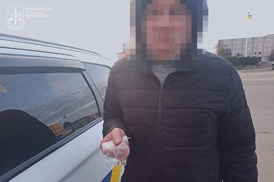 Апеляційний суд у Житомирі оголосив вирок у справі працівника малинського моргу, який викрадав коштовні речі з тіл померлих