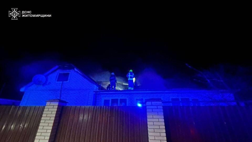 В селі Коростенського району горів будинок: рятувальників викликали пізно
