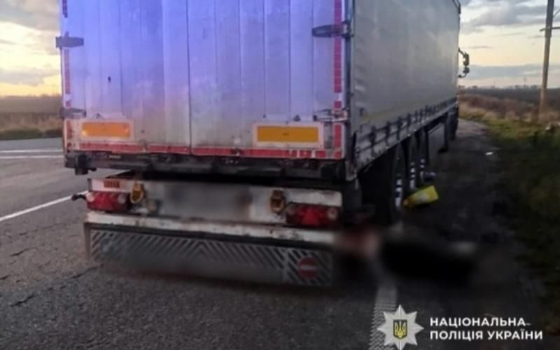 На трасі в Житомирській області вантажівка заднім ходом на смерть збила жінку