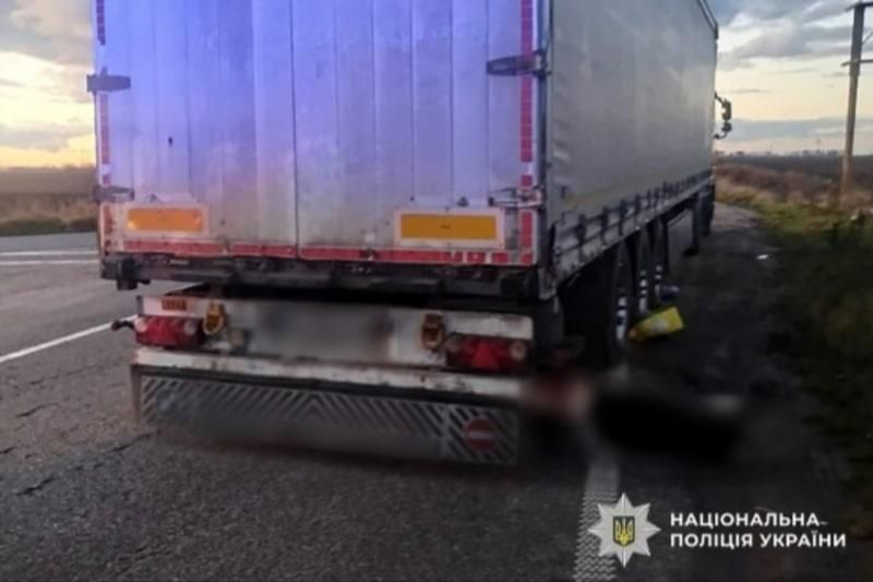 На трасі в Житомирській області вантажівка заднім ходом на смерть збила жінку