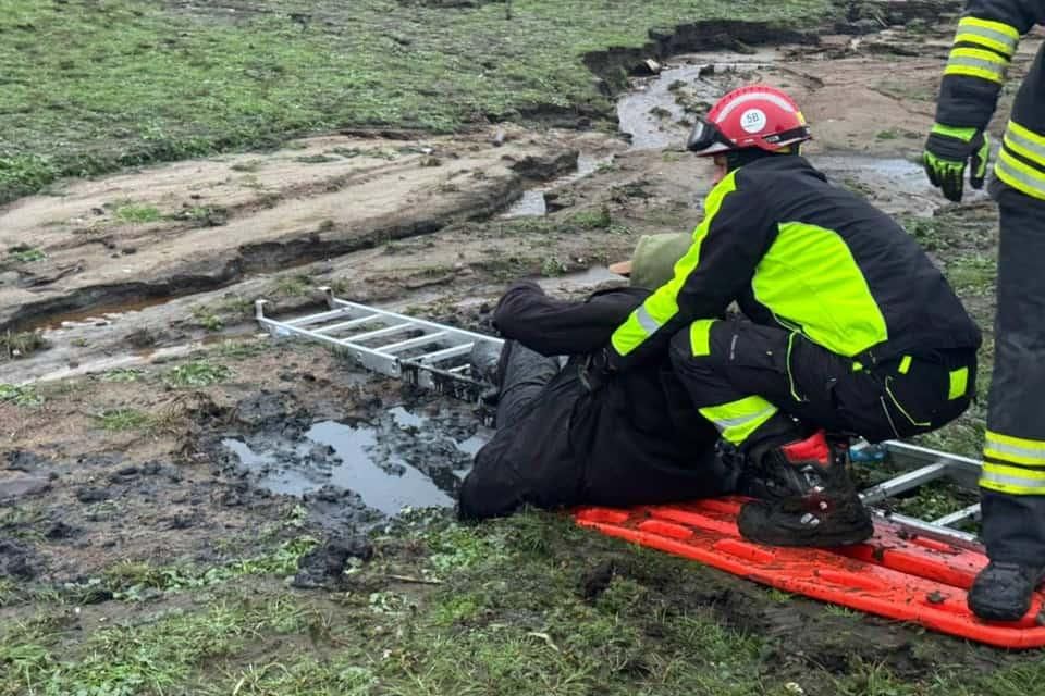 Застряг у болоті: на Житомирщині рятувальники діставали чоловіка, який сам їх викликав