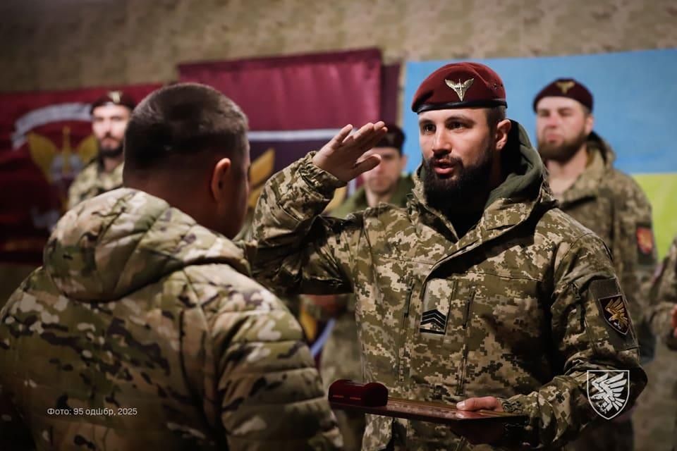 Десантники з Житомирщини отримали першими відзнаки “За штурм”: на їх рахунку понад 7 “виходів”