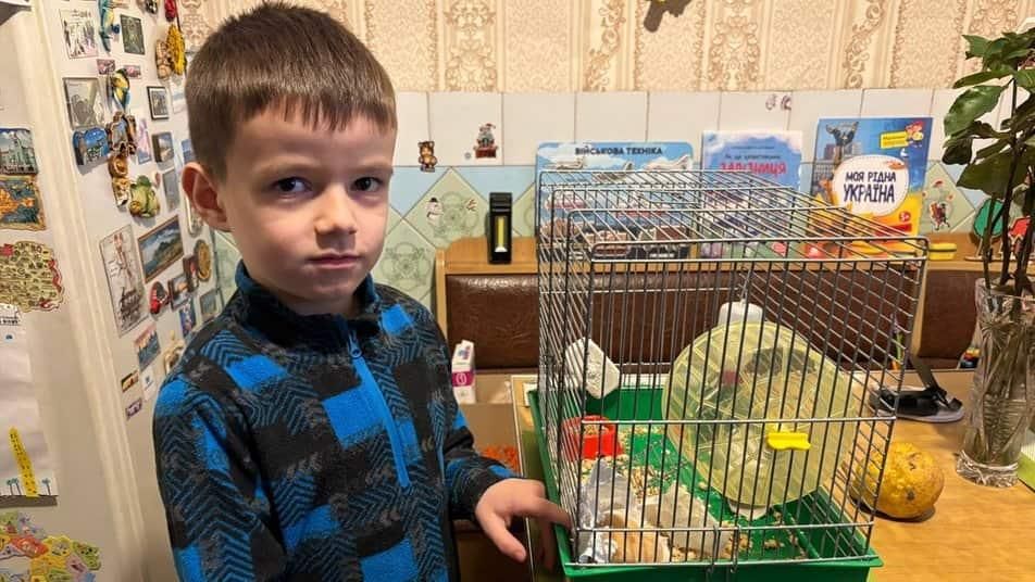 Лишився без подарунків, але нагодував майже 60 тварин: як першокласник із Малина займається благодійністю