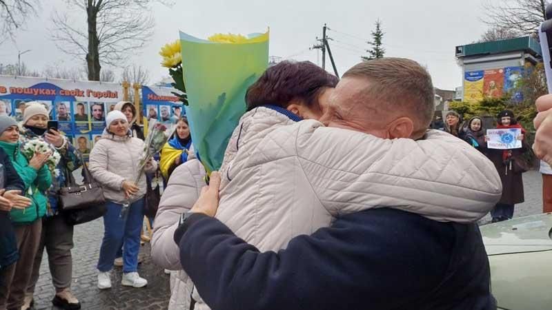 У Малині урочисто зустріли військовослужбовця після майже трьох років полону