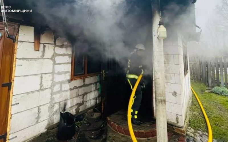 На Олевщині горів дерев’яний будинок: рятувальники годину боролися з вогнем