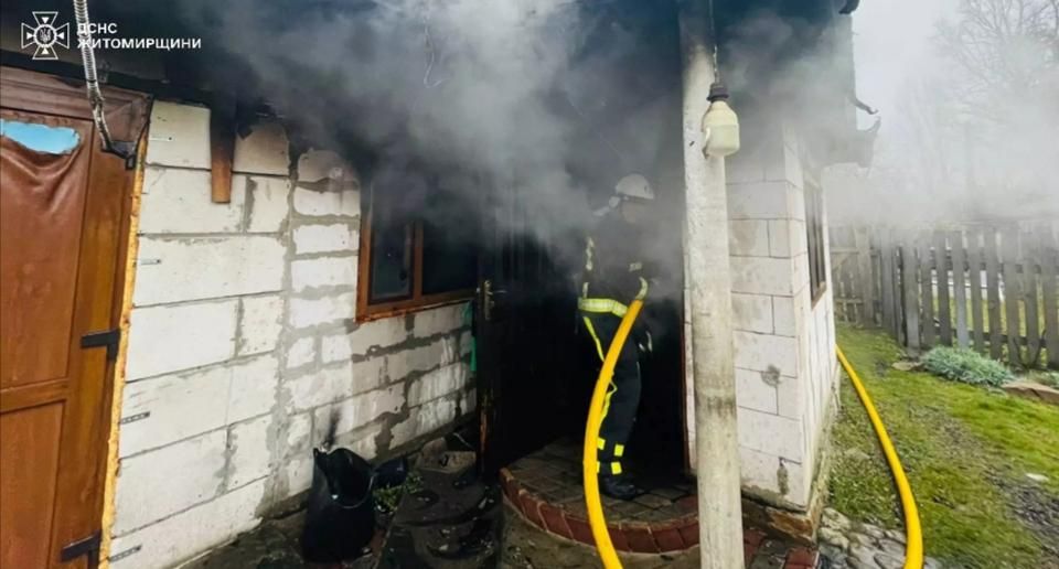 На Олевщині горів дерев’яний будинок: рятувальники годину боролися з вогнем