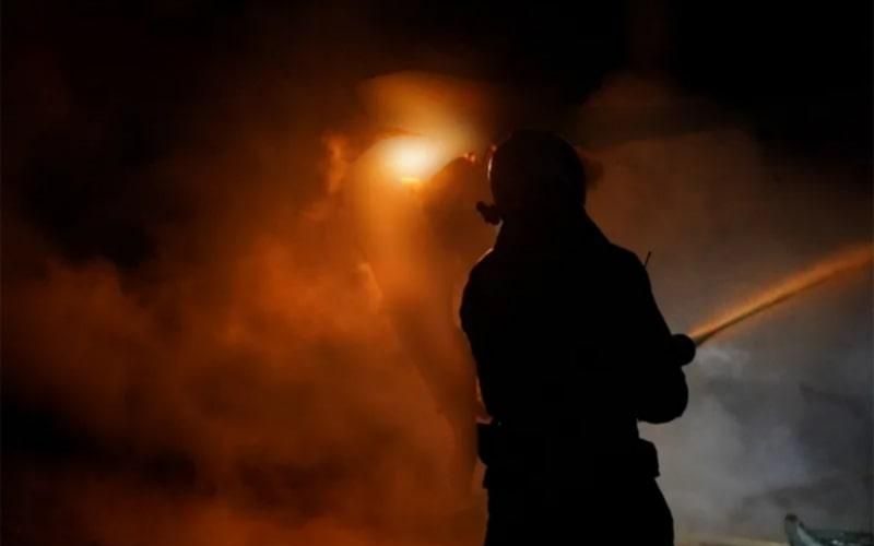 У Лугинах вогонь знищив дах господарчої будівлі