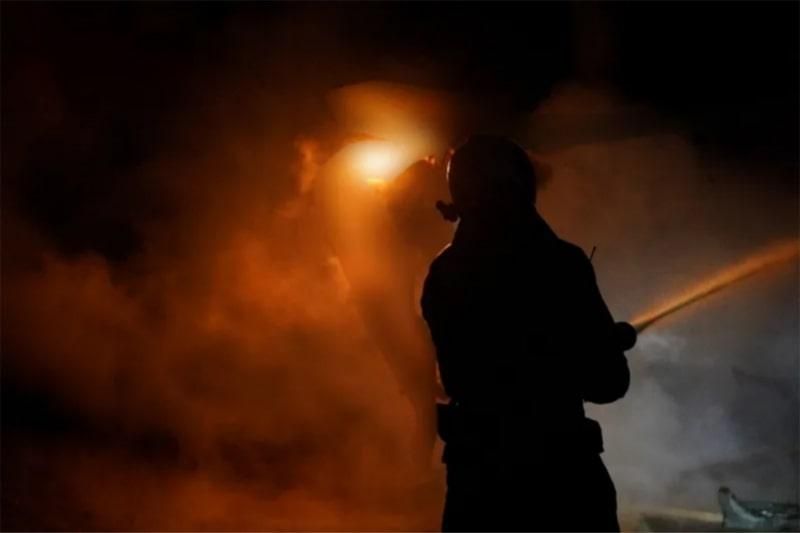 У Лугинах вогонь знищив дах господарчої будівлі
