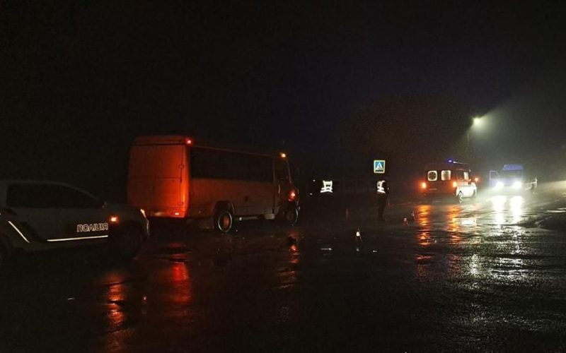 На перехресті в Малині автобус збив жінку: потерпіла померла в лікарні наступного дня