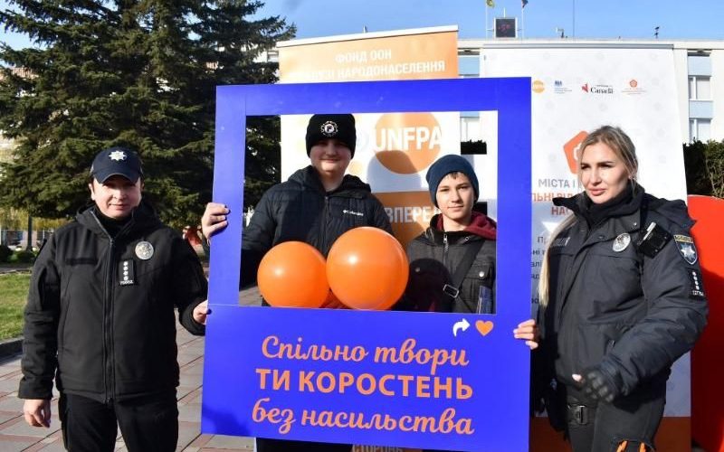 У центрі Коростені відбувся захід у межах кампанії «16 днів проти насильства»