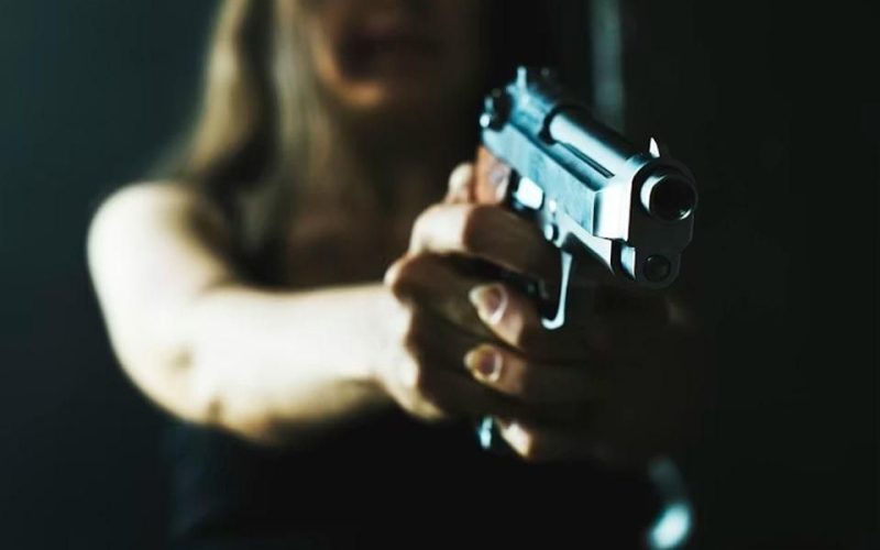 На Житомирщині судили жінку, яка з пістолетом вимагала у знайомої золоті прикраси та 10 тис. доларів