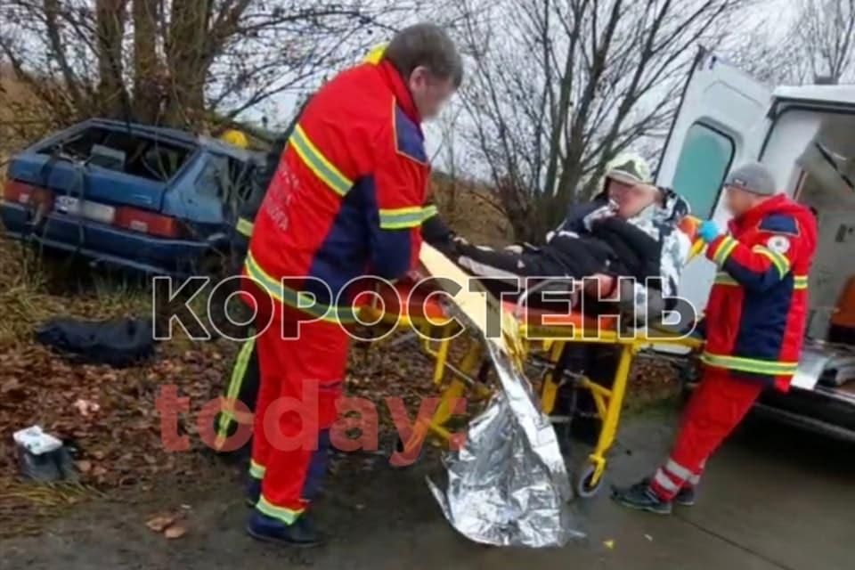 У поліції розповіли подробиці ДТП на автодорозі в Малинській громаді: водія ВАЗ, що врізався у дерево, госпіталізували