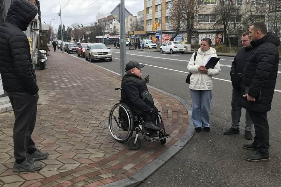 В Овручі перевірили маршрут безбар’єрності для маломобільних груп населення