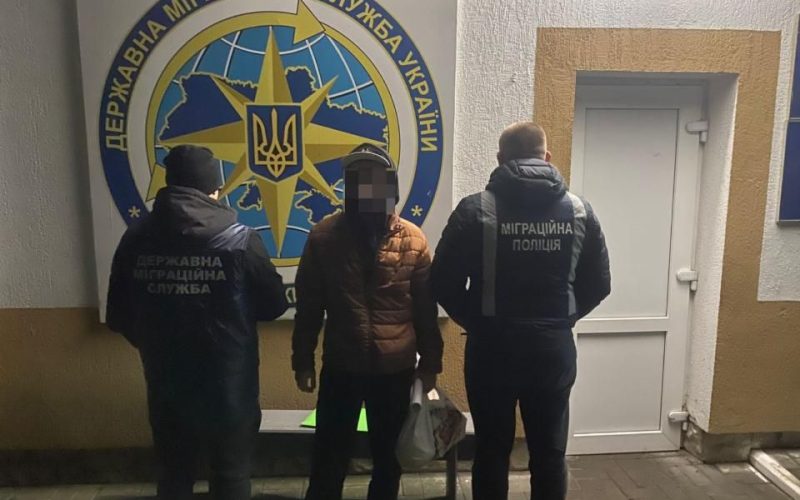 Міграційна служба Житомирської області депортувала азербайджанця: сидів у колонії за розбій і незаконне заволодіння транспортом