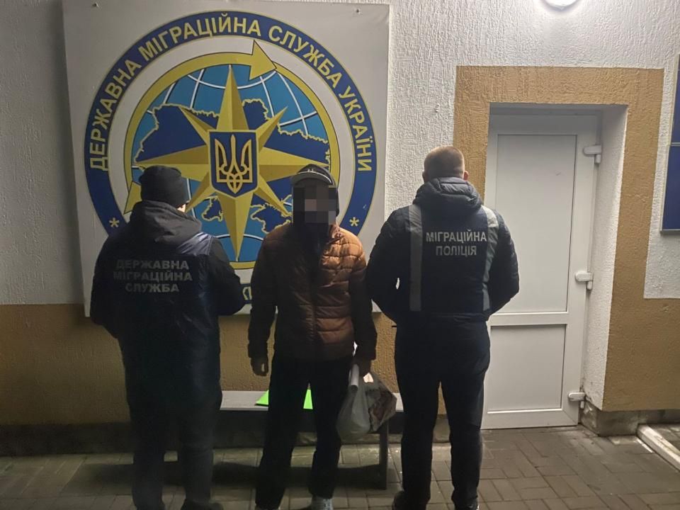 Міграційна служба Житомирської області депортувала азербайджанця: сидів у колонії за розбій і незаконне заволодіння транспортом