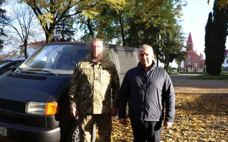 Захиснику з Олевської громади передали автомобіль для виконання бойових завдань