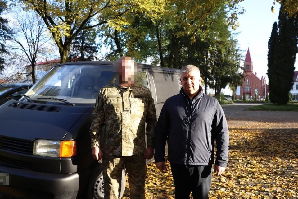 Захиснику з Олевської громади передали автомобіль для виконання бойових завдань