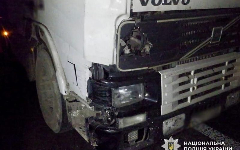 На автодорозі в Житомирській області вантажівка збила пішохода: молодий чоловік загинув