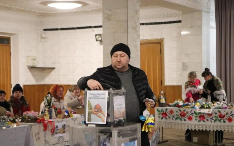В Олевську відбулася благодійна акція “Придбай ялинкову прикрасу – підтримай Захисника”