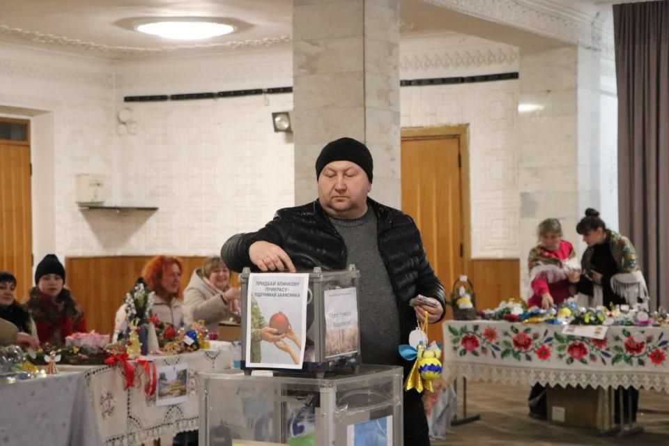 В Олевську відбулася благодійна акція “Придбай ялинкову прикрасу – підтримай Захисника”