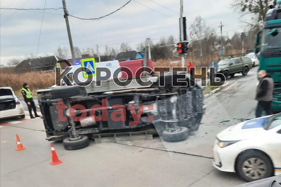 На “Варшавці” у Коростені під час зіткнення двох автомобілів один перекинувся: є постраждалі