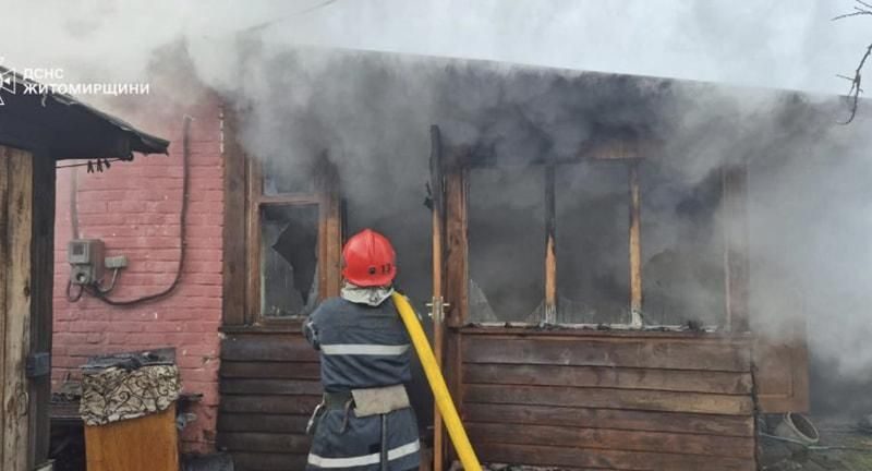 У Малині рятувальники загасили пожежу в приватному домоволодінні: вогонь перекинувся на житловий будинок