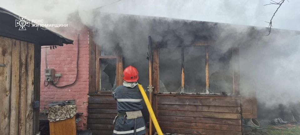У Малині рятувальники загасили пожежу в приватному домоволодінні: вогонь перекинувся на житловий будинок