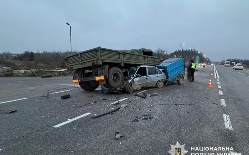 На автодорозі в Житомирській області під час зіткнення вантажівки та Daewoo постраждали двоє іноземців