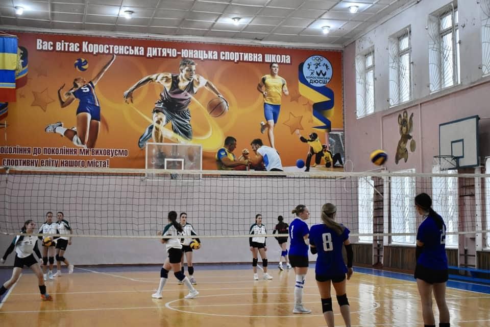 У приміщенні Коростенської ДЮСШ відбулося відкриття волейбольного турніру ім. В.Іванова